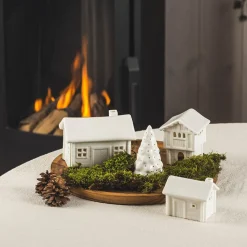 PORSGRUNDS PORSELÆNSFABRIK Porsgrunds Porselænsfabrik Jul På Tunet Veslestugu Med Pipe 13,4x10,8cm